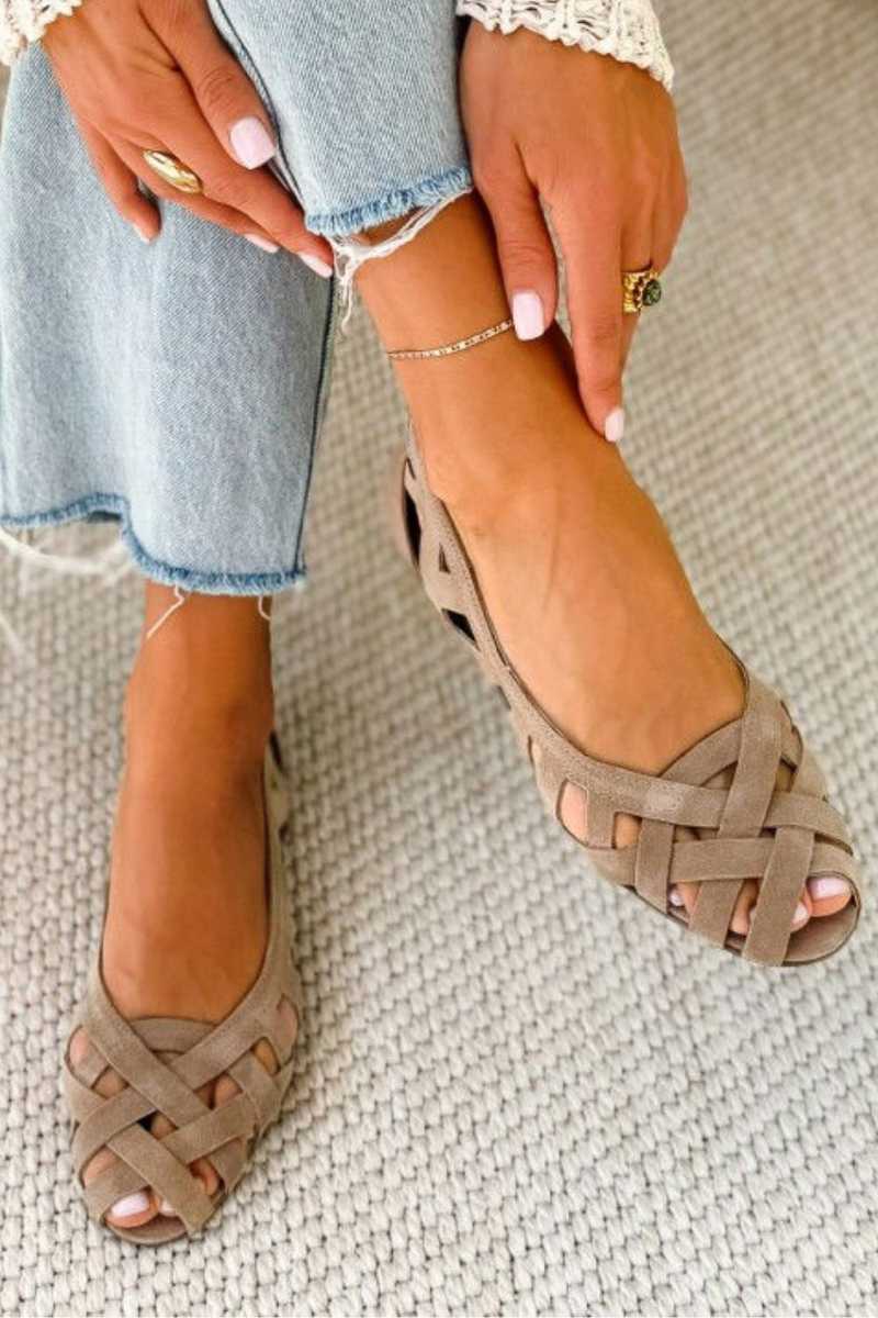 Hina | Sandalias planas con punta abierta y material trenzado