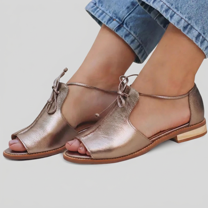 Lucía – SANDALIAS DE CUERO ESTILO TIRAS.